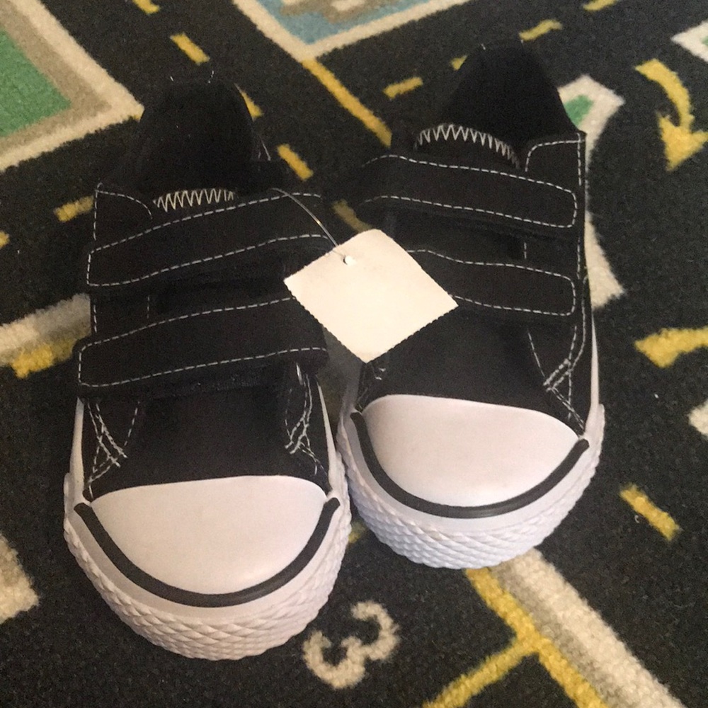 Black Velcro airwalk sneakers